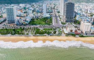 uma vista aérea de uma praia e de uma cidade em FLC Sea Tower Quy Nhon - Tran Ocean View em Quy Nhon