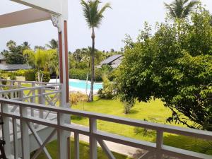 Výhled na bazén z ubytování Paradise Apartment with senic pool in beach area nebo okolí