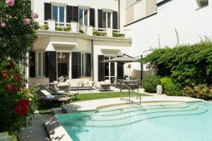 einen Pool im Hof eines Hauses in der Unterkunft Luxury Villa Manin Viareggio | UNA Esperienze in Viareggio