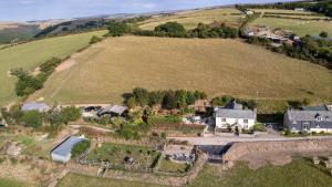 uma vista aérea de uma casa numa colina em West Lyn Farm em Lynton