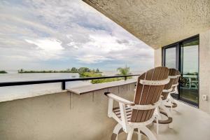 Un balcón o terraza de Oceanfront Hudson Condo with Views, Pool Access
