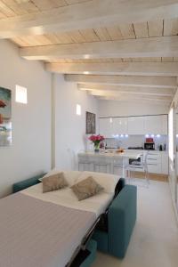 威尼斯的住宿－CorteLuna incantevole a 500 metri da p.zza S.Marco，一间带大床的卧室和一间厨房