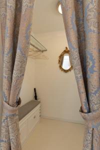 CorteLuna incantevole a 500 metri da p.zza S.Marco في البندقية: غرفة بستارة زرقاء ونافذة