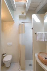 CorteLuna incantevole a 500 metri da p.zza S.Marco في البندقية: حمام مع دش ومرحاض ومغسلة