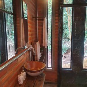 クーニャにあるTiny Houses O Olival - aluguel temporadaの窓付きの客室内の木製の洗面台 +37枚の写真