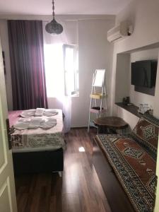 Televízia a/alebo spoločenská miestnosť v ubytovaní Marmara House&Apartments