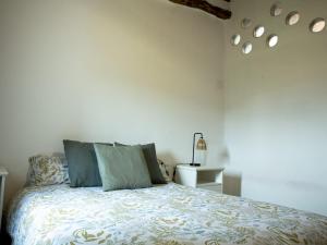 a bedroom with a bed with a white wall at Okana Baserria in Muxika