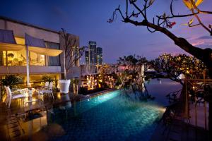einen Pool mit Stadtblick in der Nacht in der Unterkunft Kemang Icon in Jakarta