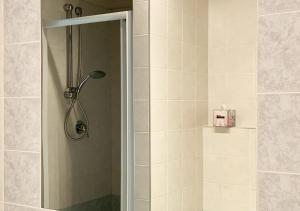 um chuveiro com uma porta de vidro na casa de banho em Cascina Foresto em Cossato