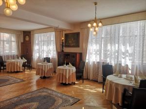 Hotel Adler في سانكت غورغين إم شفارزفالد: غرفة طعام مع طاولتين وكراسي ونوافذ