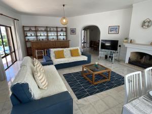 uma sala de estar com dois sofás e uma lareira em Vivenda Júlia e Tavares em Vilamoura