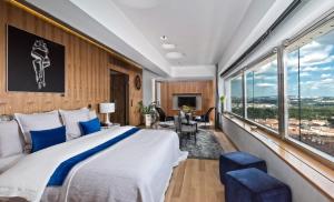 Posteľ alebo postele v izbe v ubytovaní SKY SUITE HOTEL