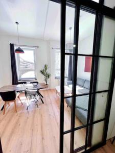 een woonkamer met een tafel en een bank bij Inner City Design Loft in Innsbruck