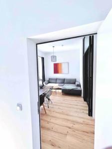 uma sala de estar com um sofá e uma mesa em Inner City Design Loft em Innsbruck