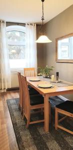 un tavolo da pranzo con sedie e una grande finestra di Luna et Sol - Haus am See großes Apartment a Seehausen