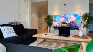 TV a/nebo společenská místnost v ubytování Private room in Hammarby Sjöstad, common space shared!