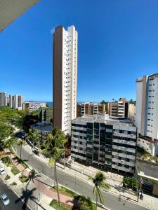 Blick auf eine Stadt mit einem hohen Gebäude in der Unterkunft UNU 1003 - Ondina, Carnaval, Orla, Vista, Wi-fi e+ in Salvador