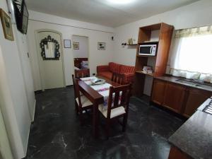 cocina y sala de estar con mesa y sofá en Nuestro Crepúsculo en San Juan