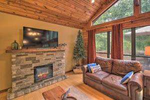 Χώρος καθιστικού στο Waterfront Lake Dardanelle Home with Dock and Fire Pit