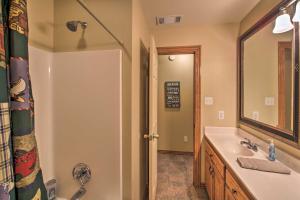 Ένα μπάνιο στο Waterfront Lake Dardanelle Home with Dock and Fire Pit +34 φωτογραφίες