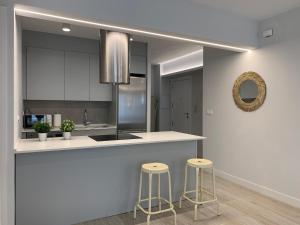 A kitchen or kitchenette at Apartamento nuevo, 3 dormitorios con terraza