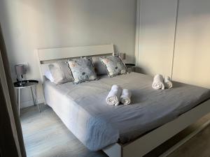um quarto com uma cama com 3 almofadas em Apartamento nuevo, 3 dormitorios con terraza em Granada