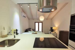 cocina con fregadero y sala de estar. en NEW! Renovated house with terrace in Cambrils, en Cambrils