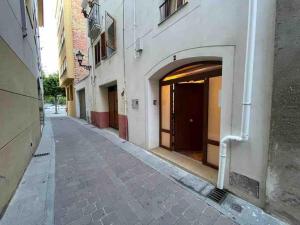 NEW! Renovated house with terrace in Cambrils في كامبريلس: زقاق فارغ مع باب بني في مبنى