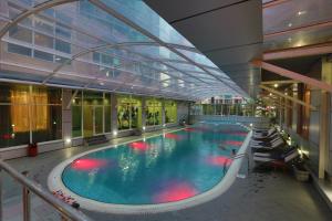 - une grande piscine dans un bâtiment dans l'établissement Harmony Hotel, à Addis-Abeba
