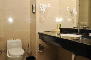 Koupelna v ubytování Harmony Hotel