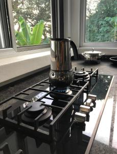 A kitchen or kitchenette at Jungle Villa copa de árbol, oceanview, infinity