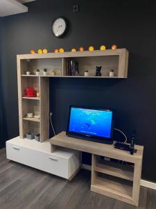 una scrivania con un computer portatile sopra di Apartman Mici a Niš