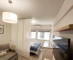 Habitación pequeña con sofá y ventana en Buenos Aires Downtown I, en Buenos Aires