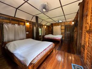 een slaapkamer met 2 bedden in een kamer bij ไร่นุชชม รีสอร์ทเขาค้อ in Ban Non Na Yao
