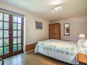 ブランスクームにあるMaple Tree Cottageのベッドルーム1室(ベッド1台、大きな窓付)