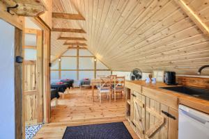 a kitchen and dining room of a log cabin at MotoMotel-Myczkowianka Sadyba in Myczkowce