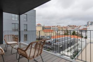 d'un balcon avec des chaises et une table offrant une vue sur la ville. dans l'établissement Saldanha Flats I by Innkeeper, à Lisbonne