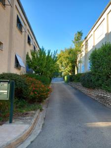 eine leere Straße vor einem Gebäude in der Unterkunft Appartement/studio dans petite résidence calme in La Ciotat