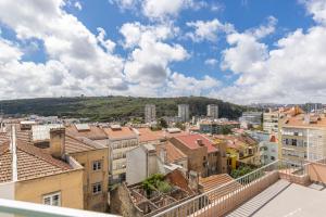 uma vista para uma cidade a partir do telhado de um edifício em Fabulous Terrace over Monsanto by Innkeeper em Lisboa