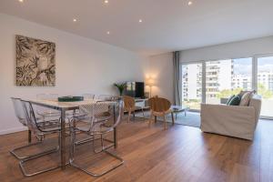里斯本的住宿－Fabulous Terrace over Monsanto by Innkeeper，用餐室以及带桌椅的起居室。
