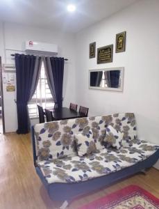 un soggiorno con un divano e un tavolo di Sobey Laris Homestay RAZLEEN a Ketereh