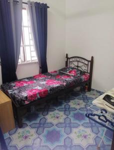 1 dormitorio con 1 cama en una habitación con ventana en Sobey Laris Homestay RAZLEEN, en Ketereh