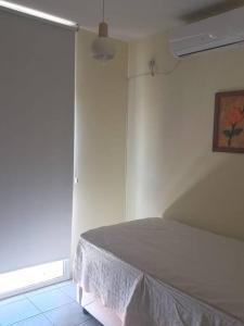 ein Schlafzimmer mit einem Bett in einem Zimmer mit einem Fenster in der Unterkunft Excelente departamento en zona céntrica. C/Cochera in Río Cuarto