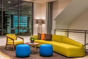 Area soggiorno di EVEN Hotel Eugene by IHG
