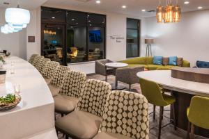 Area soggiorno di EVEN Hotel Eugene by IHG