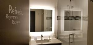 Bagno di EVEN Hotel Eugene by IHG