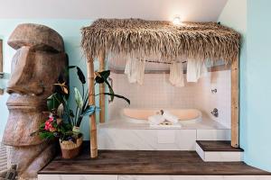 a bathroom with a bath tub and aapaapaapa at Chateau Avalon in Kansas City +69 photos