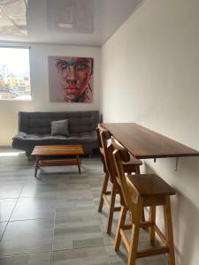 a living room with a table and a couch at APARTAESTUDIO Parque Olaya Pereira in Pereira