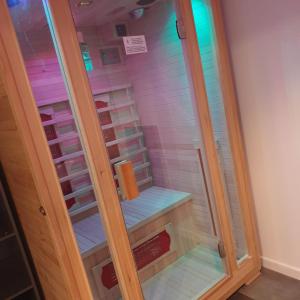 szklane drzwi garderoby w obiekcie les chambres de Mélis w mieście Crémieu