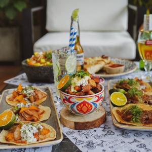 una mesa con platos de comida y un plato de comida en Hotel Sexto by Icono en Armenia